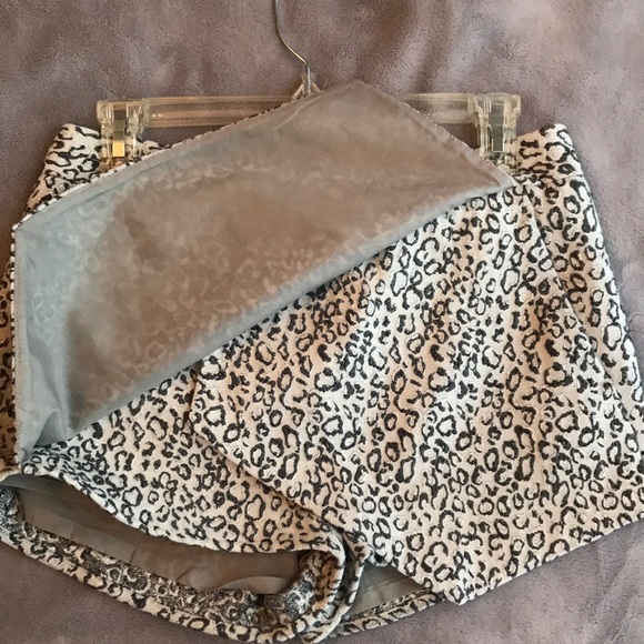 Express Skort - Picture 2 of 5